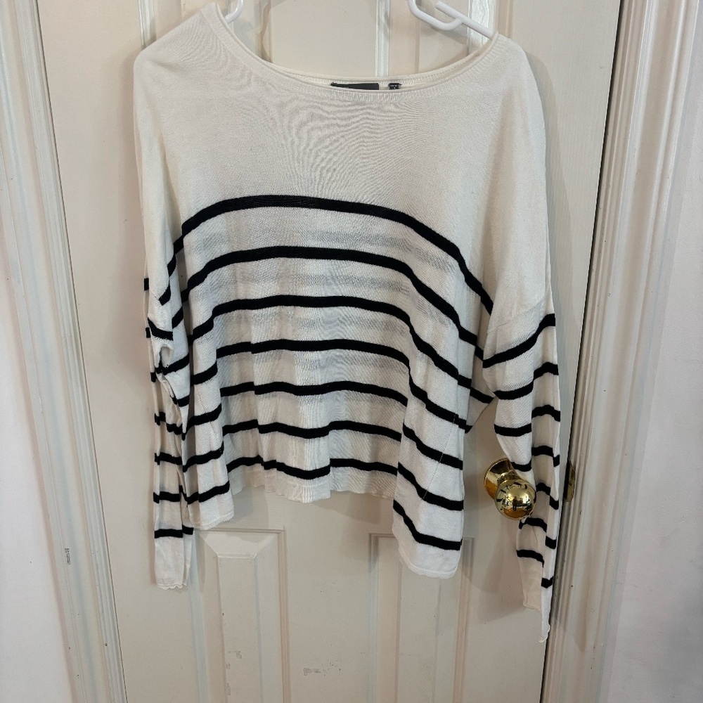 light weight stripe sweater Vince black and white